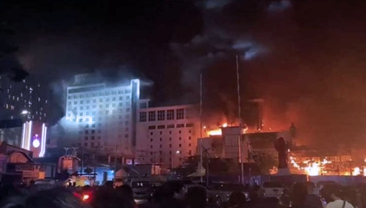 Hotel-kasino Grand Diamond City di kota Poipet, Kamboja yang terbakar. (FOTO: Khmer Times)