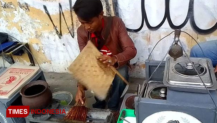 Kuliner sate gecek khas Indramayu sangat di buru warga Tionghoa saat liburan Nataru. (Foto: Selamet Hidayat/ TIMES Indramayu)