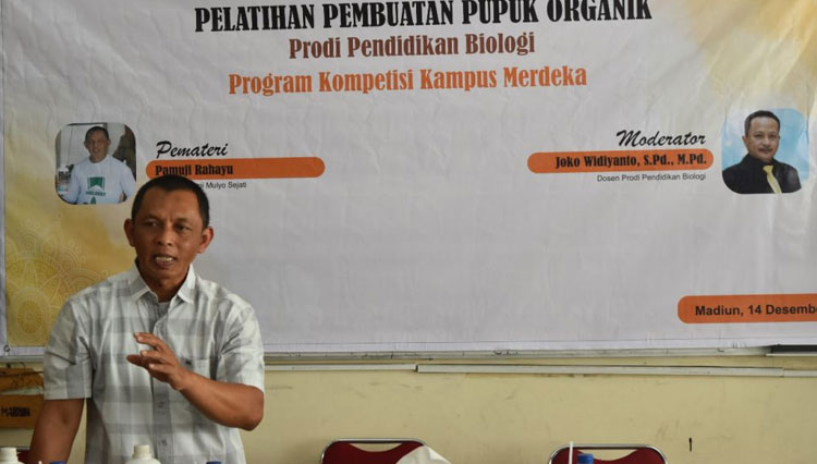 Pamuji Rahayu, Ketua Kelompok Tani Mulyo Sejati, Desa Puntukdoro, Kabupaten Magetan saat memberikan materi.  (Foto: Humas UNIPMA for Times Indonesia)
