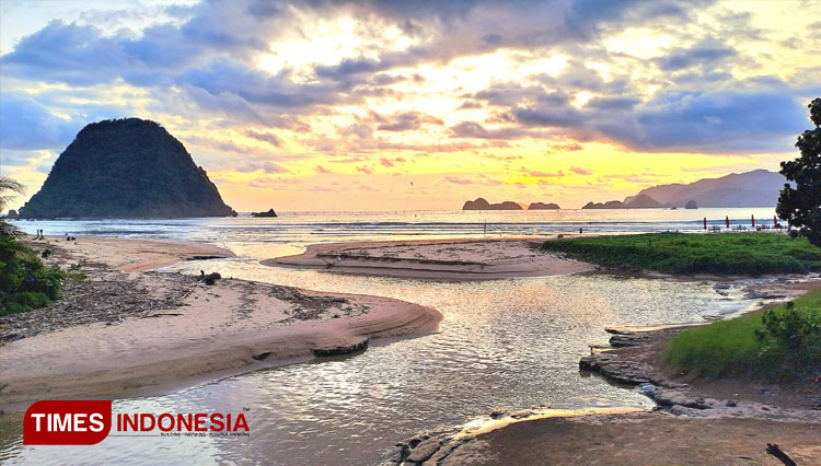 Suasana destinasi wisata Pantai Pulau Merah, di Dusun Pancer, Desa Sumberagung, Kecamatan Pesanggaran, Banyuwangi. (Foto : Syamsul Arifin/TIMES Indonesia)