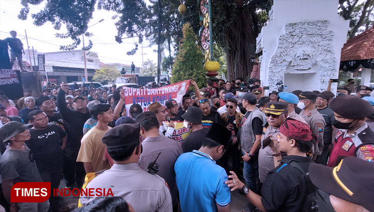 Para-demonstran-dari-kalangan-sopir-sedang-melakukan-aksi-orasi.jpg