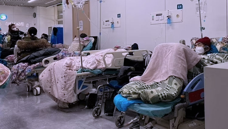 Para pasien yang dirawat di rumah sakit Tianjin, Nankai, setelah China mengumumkan pelonggaran pembatasan. (FOTO: Daily Mail/Getty Image)