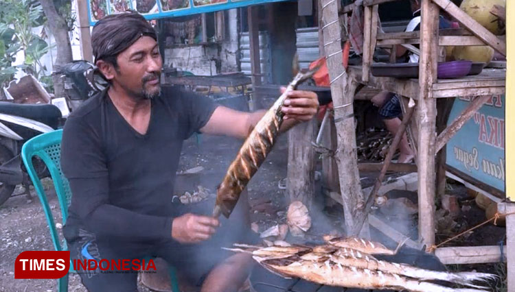 The owner of the restaurant grill the fish. (Photo: Dicko W./TIMES Indonesia)