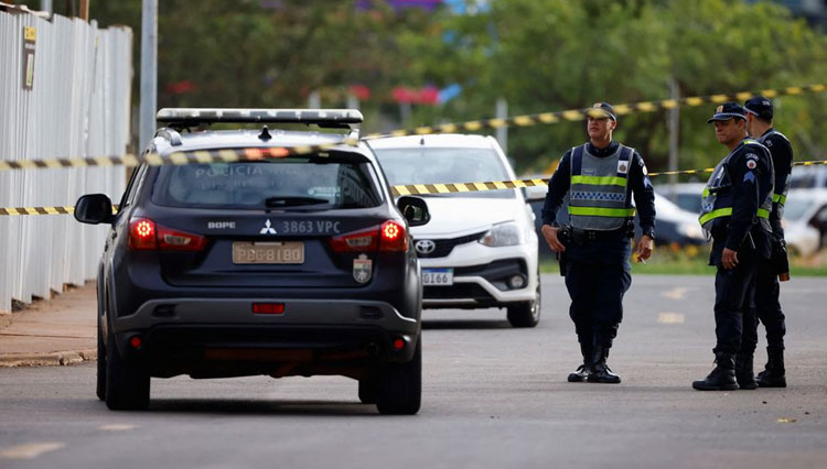 Petugas mengamankan area ditemukananya ransel diduga berisi bom. (Foto: Adriano Machado/Reuters)