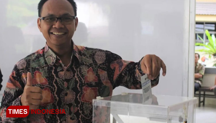 Prof Mangku Purnomo, SP., M.Si., Ph.D saat memasukan surat pemilihan Dekan ke kotak suara. (Foto: Dok. Prof Mangku Purnomo for TIMES Indonesia)