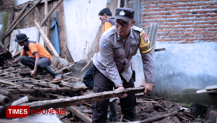 Diterpa Angin Dan Hujan Rumah Nenek Di Probolinggo Ambruk Rata Dengan