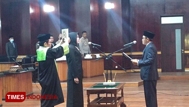 Tutik Susilowati resmi dilantik sebagai PAW anggota DPRD Kabupaten Probolinggo. (Foto: Dokumen/TIMES Indonesia)