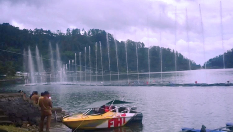 Kehadiran air mancur menari di wisata Telaga Ngebel Ponorogo jelang tahun baru 2023 menjadikan tingkat hunian hotel dan penginapan naik drastis. (FOTO: Disbudparpora)