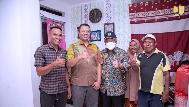 Menteri PUPR RI Basuki Hadimuljono saat meninjau 185 unit huntap Pascabencana Badai Siklon Tropis Seroja di Kabupaten Bima, Nusa Tenggara Barat. (FOTO: Biro Komunikasi Publik Kementerian PUPR RI)