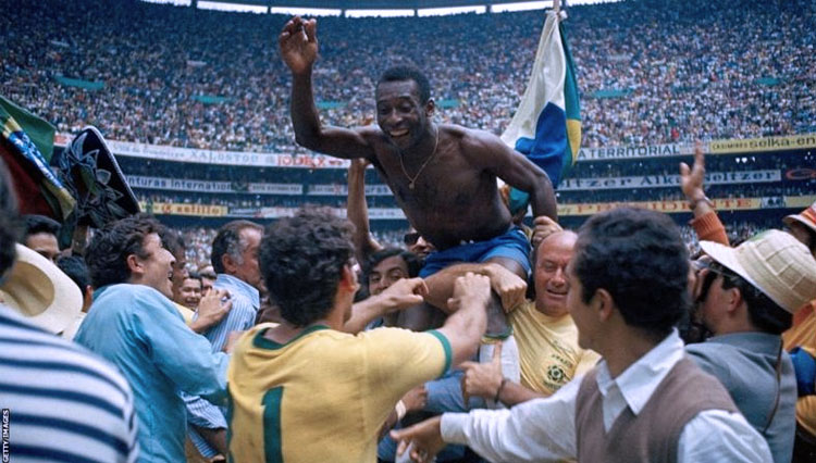 Pele ketika ia membawa tim Brasil menjadi juara piala dunia.(FOTO: BBC)