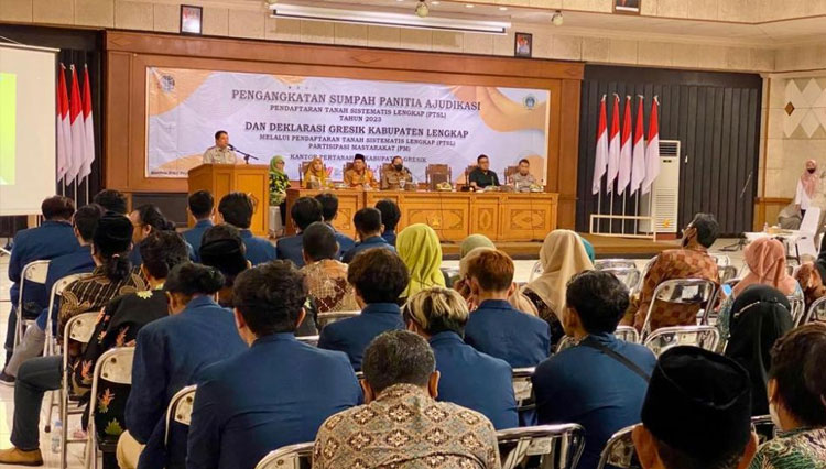 Mahasiswa Universitas Muhammadiyah Gresik turut serta dalam kegiatan Gresik Kabupaten Lengkap 2023. (FOTO: AJP TIMES Indonesia)