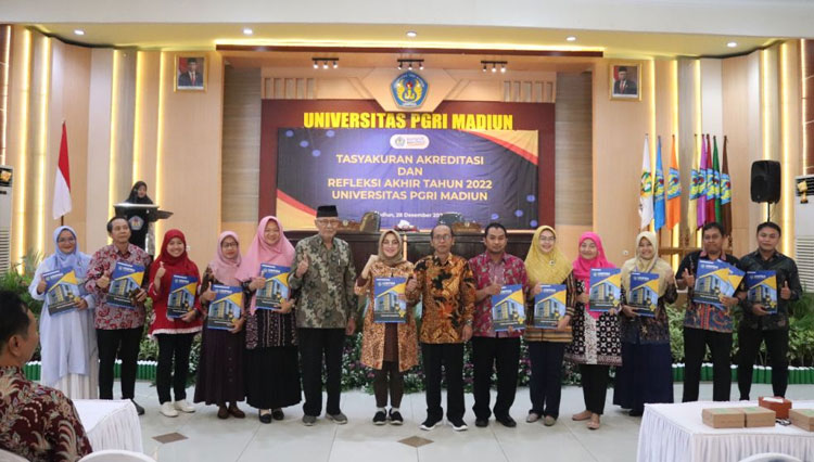 Di Penghujung Tahun, Rektor UNIPMA Madiun Berikan Penghargaan ...