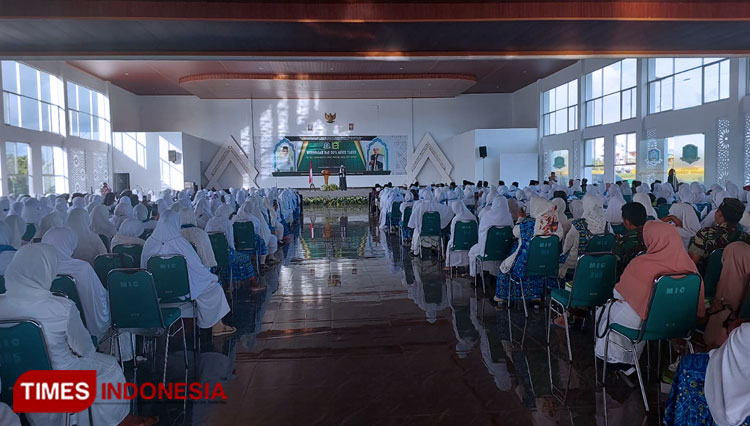 Ratusan masyarakat Kabupaten Pulau Morotai menghadiri acara Muhasabah dan Do'a Akhir Tahun dan mendengar tausiyah Ustad Saleh Sakolah, di Gedung Islamik Center Morotai. Sabtu sore, 31 Desember 2022. (Foto: Abdul H Husain/TIMES Indonesia).