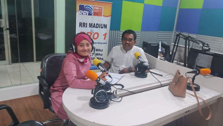 Dr. Wachidatul Linda Yuhanna, M.Si. dosen pendidikan biologi UNIPMA saat magang di RRI Madiun. (Foto: Humas UNIPMA for TIMES Indonesia)