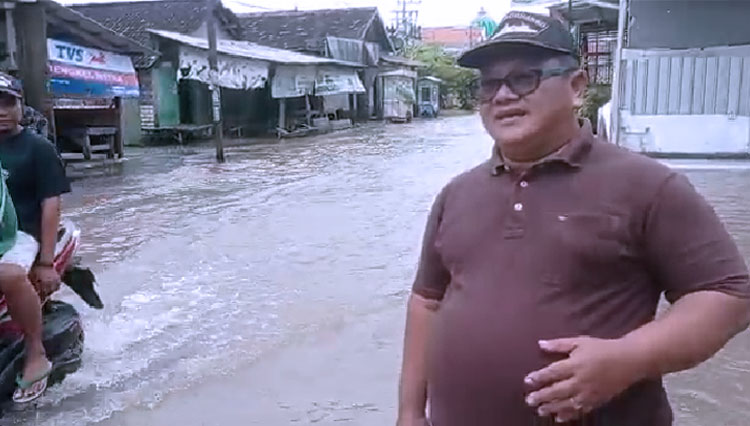 Camat Panceng saat meninjau lokasi banjir (Foto: Tangkapan layar video Kecamatan Panceng).