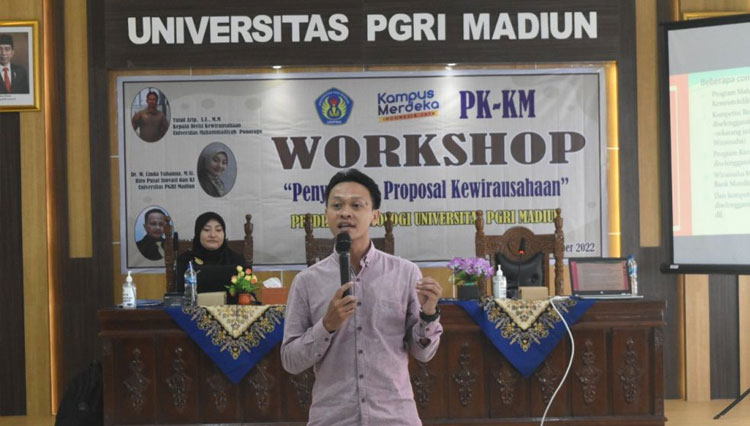 Yusup Arip, SE, MM dari Divisi Kewirausahaan Universitas Muhammadiyah Ponorogoro saat menyampaikan materi workshop. (Foto: Humas UNIPMA for TIMES Indonesia)