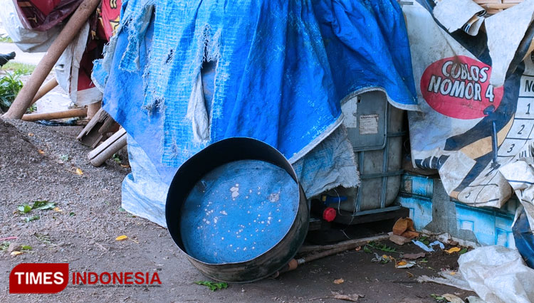 Salah satu drum yang digunakan untuk menimbun BBM jenis solar (FOTO: Moh Bahri/Times Indonesia)