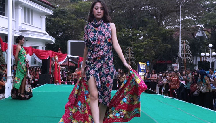 Peragaan-busana-batik-tulis-Celaket.jpg