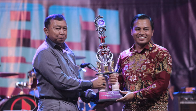 Kadisparbud Jember, Harry Agustriono (kiri) saat menyerahkan penghargaan kepada peserta lomba Sahati Fest 2022. (Foto: Diskominfo Jember for TIMES Indonesia)