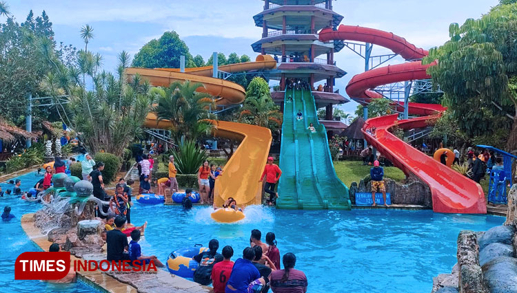 Wahana-kolam-ombak-Tee-Jay-Water-Park-2.jpg