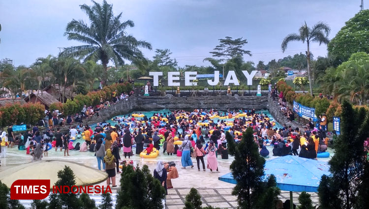 Mall Asia Plaza dan Tee Jay Water Park Tasikmalaya Dipadati Ribuan Pengunjung