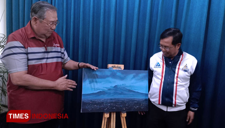 Soesilo Bambang Yudhoyono didampingi Anggota DPR RI Herman Khaeron menunjukan hasil lukisan dengan gambar Gunung Ciremai. (FOTO: Muslimin/TIMES Indonesia)