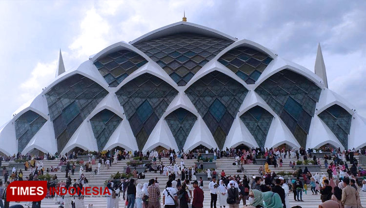 Suasana sejumlah pengunjung memadati Masjid Al Jabbar, Kecamatan Gedebage, Bandung. (Foto: Megha Nugraha/TIMES Indonesia)