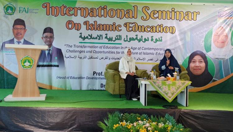 Dr Siti Marpuah dari University Tun Hussein Onn Malaysia (UTHM) hadir sebagai pemateri dalam seminar Internasional FAI Unisla. Kamis, (29/12/2022). (Foto: Ja’far Shodiq (CR-161/AJP TIMESINDONESIA)