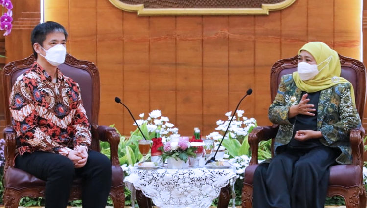 Gubernur Khofifah saat menerima kunjungan Konjen RRT Mr. Xu Yong di Gedung Negara Grahadi, Surabaya, Selasa (3/1/2023).(Dok.Humas Pemprov Jatim) 