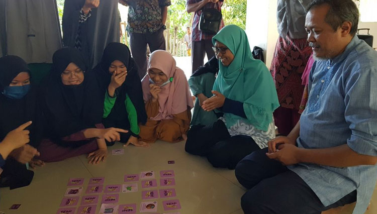 Fasilitator beserta siswa dan siswi SAMBA mencoba mempraktikkan Kamishibai sebagai Media Edukasi Interaktif Berbasis Bahasa Rupa