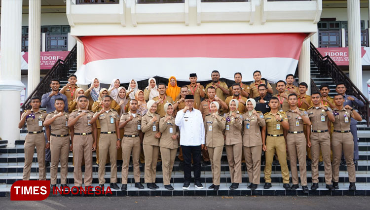 Wali Kota Tidore Kepulauan Ali Ibrahim foto bersama Praja dan Alumni IPDN, Selasa (3/1/23). (Foto: Harianto/TIMES Indonesia)
