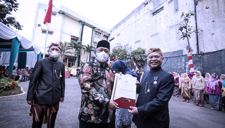 Wali Kota, Bandung Yana Mulyana, menyerahkan sertifikat tanah rumah ibadah di Kantor Kemenag Kota Bandung Jalan Soekarno-Hatta, Selasa (3/1/2023). (FOTO: Humas Bandung)