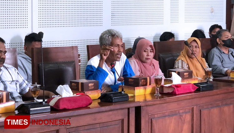 Keluarga korban tragedi Kanjuruhan, Hari Prasetyo (kaos putih/biru). (Foto: Rizky Kurniawan Pratama/TIMES Indonesia)
