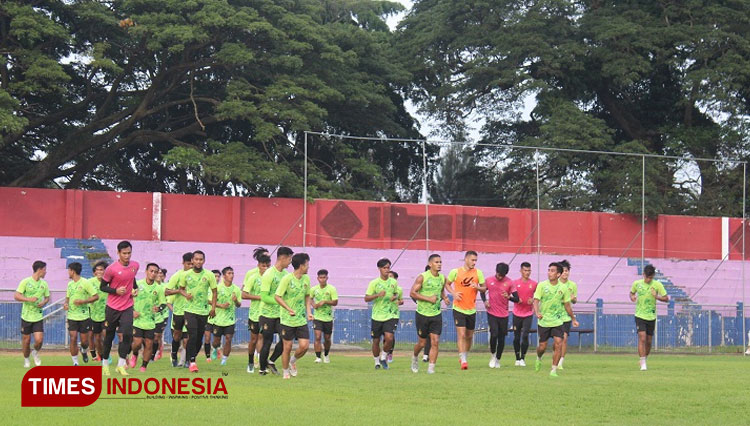 Para pemain Persik berlatih di Stadion Brawijaya, Kota Kediri (yobby/Times Indonesia)