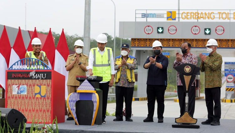 Presiden RI Jokowi saat meresmikan Jalan Tol Pekanbaru - Padang Seksi Pekanbaru - Bangkinang di Gerbang Tol Bangkinang, Rabu (4/1/2023).(FOTO: Biro Komunikasi Publik Kementerian PUPR RI)