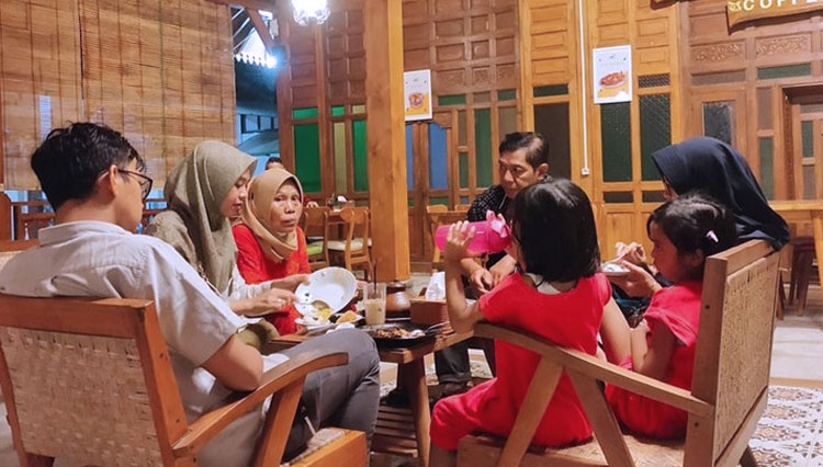 Seorang pelanggan sedang menikmati kuliner di Café and Resto Omah Daren di Dusun Daren Kidul, Kalurahan Donokerto, Kecamatan Turi, Sleman, Yogyakarta. (FOTO: Dok. Resto Omah Daren)