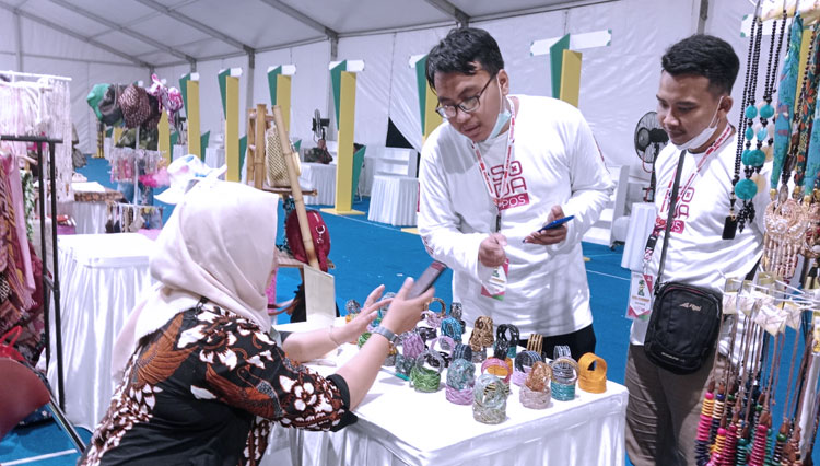 Tim Soda POS ketika mendampingi penggunaan Aplikasi Soda POS kepada pelaku usaha peserta Expo UMKM Nahdliyin di Stadion Kridosono Kota Yogyakarta pada Desember 2022. (FOTO: Dok. Khalid)