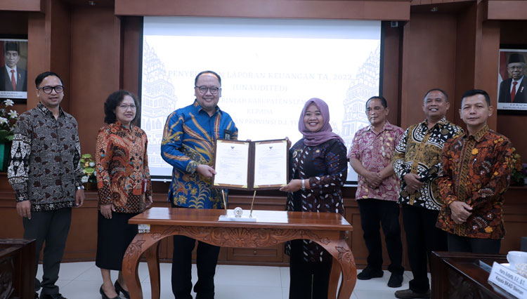 Bupati Sleman Kustini saat menyerahkan LKPD tahun 2022 kepada Kepala BPK RI Perwakilan DIY, Widhi Widayat. (FOTO: Humas Pemkab Sleman)