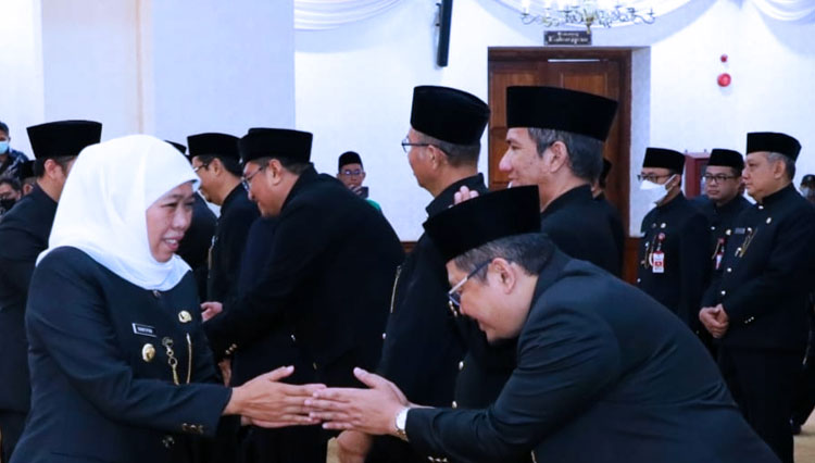 Gubernur Khofifah Lantik 11 Pejabat Eselon II dan Kukuhkan Kepala BRIDA Jatim