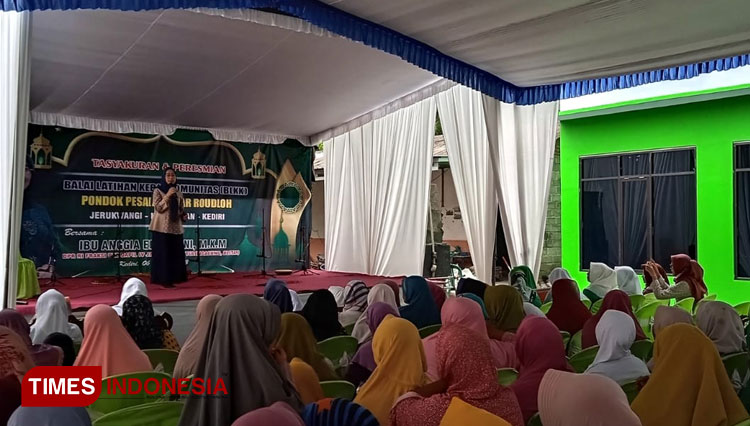 Wakil Ketua Komisi IV DPR RI Anggia Ermarini memberikan sambutan saat meresmikan Balai Latihan Kerja Komunitas (Foto: Canda Adisurya/TIMES Indonesia)