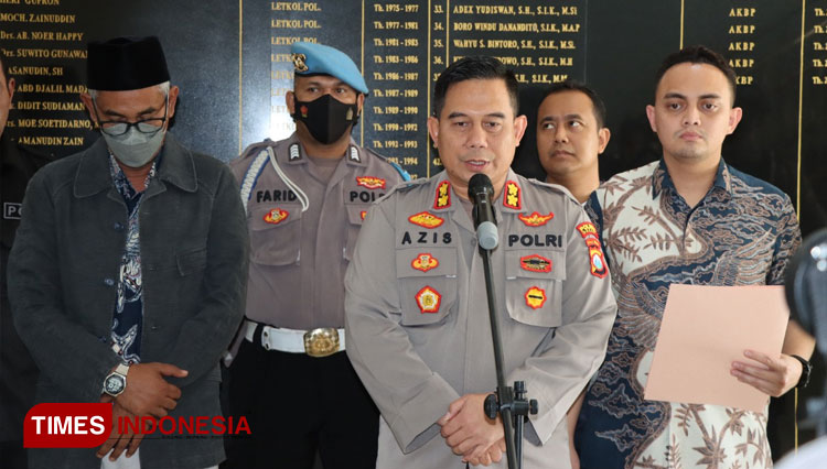 Kapolres Gresik AKBP Mochamad Nur Azis didampingi Kasatreskrim Iptu Aldhino Prima Wirdan saat memberikan keterangan pers ke media. (Foto: Akmal/TIMES Indonesia)