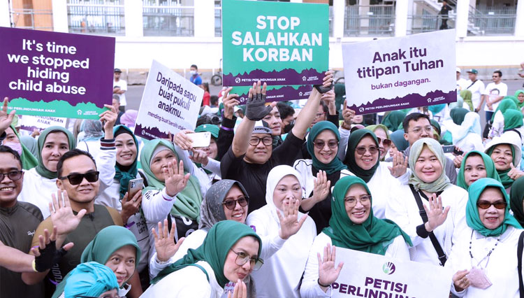 Gus Muhaimin saat mendatangi kegiatan penandatanganan petisi perlindungan anak di kawasan bundaran HI saat car free day. (FOTO: dok. PKB)