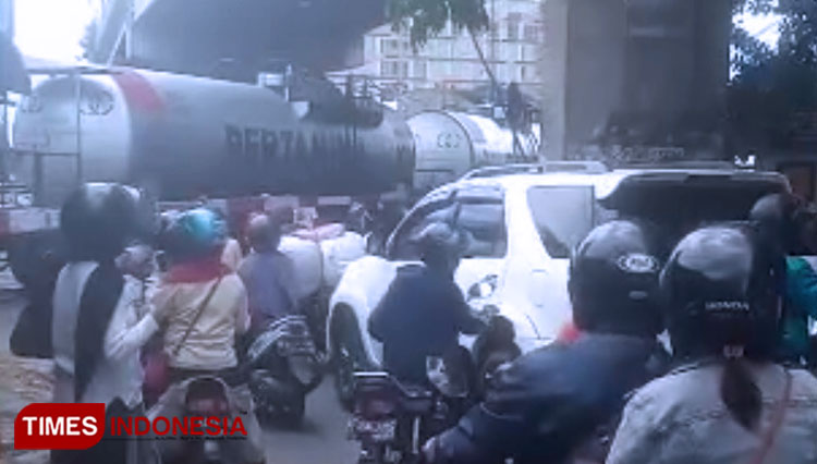 Tangkapan Layar momen kereta api muatan BBM mogok. (Foto: Tangkapan Layar Video/TIMES Indonesia)