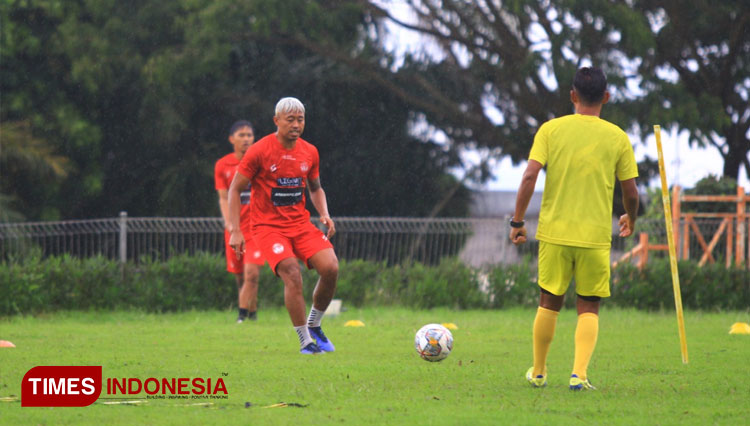 Striker Arema FC, Hari Yudo saat melakukan sesi latihan. (Foto: Tria Adha/TIMES Indonesia)