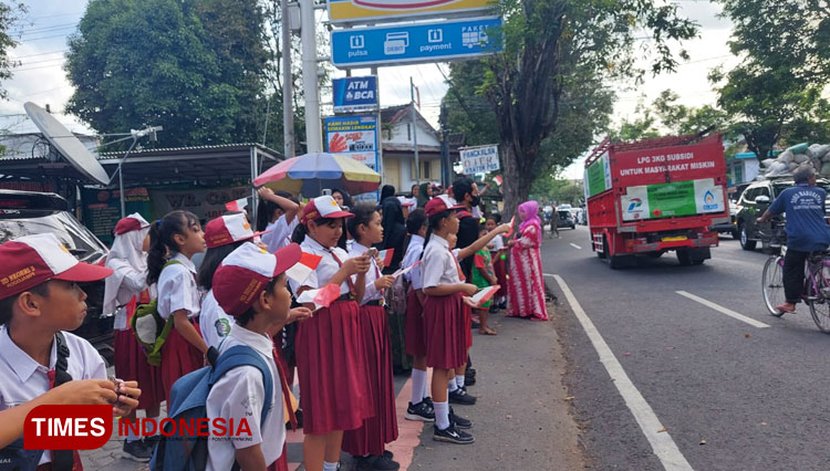 Tampak-pelajar-berjejer-di-bahu-jalan-Raya-Rogojampi-a.jpg