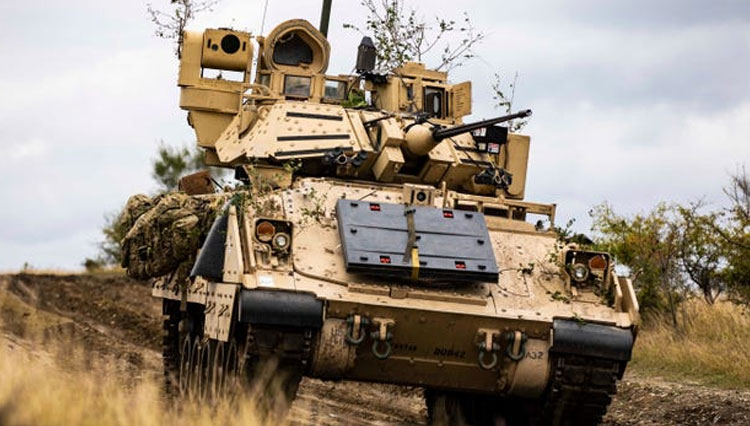 Tank M2 Bradley yang ditugaskan ke Batalyon 1, Resimen Infantri ke-16 “Iron Rangers”, Tim Tempur Brigade Lapis Baja ke-1, Divisi Infanteri ke-1 AS saat latihan di Rumania. (FOTO: Insider)