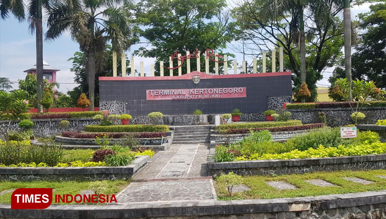 Taman depan terminal Kertonegoro di Kabupaten Ngawi. Terminal tipe A dengan data produksi bus yang tinggi. (FOTO: Miftakul/TIMES INDONESIA)