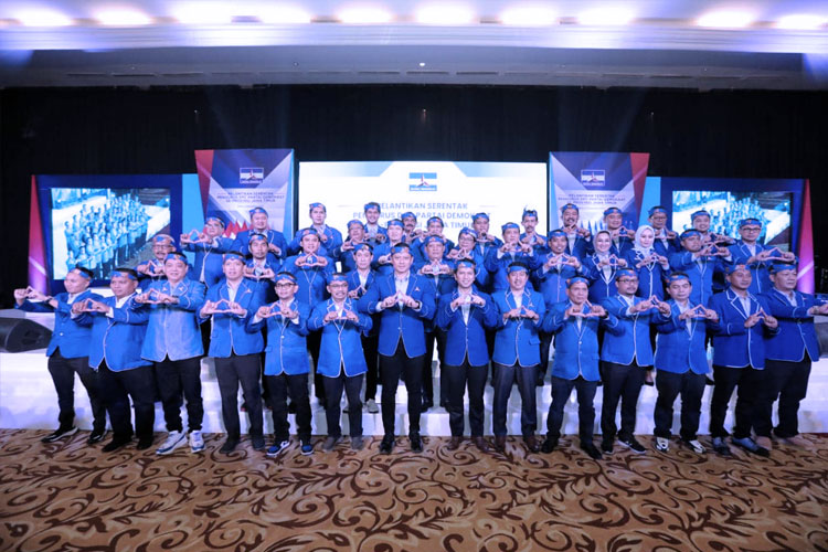 Ketua Umum Partai Demokrat, Agus Harimurti Yudhoyono (AHY), bersama Ketua DPC Partai Demokrat Se Jawa Timur. (FOTO: FB Agus Yudhoyono)