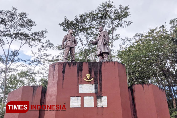 Monumen Palagan Tumpak Rinjing di Desa Dadapan, Kecamatan Pringkuku, Kabupaten Pacitan tampak berlumut dan dibiarkan mangkrak. (FOTO: Yusuf Arifai/TIMES Indonesia) 