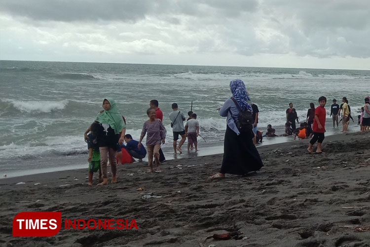 Wisatawan saat berkunjung ke Pantai Goa Cemara, Bantul, Yogyakarta. (FOTO: A Riyadi/TIMES Indonesia)